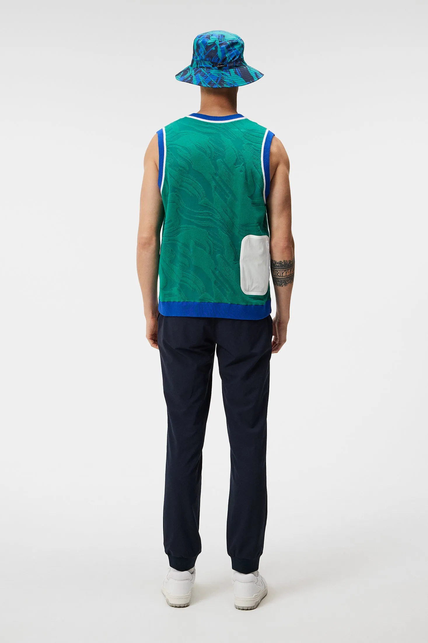 Finely Knitted Vest / Proud Peacock