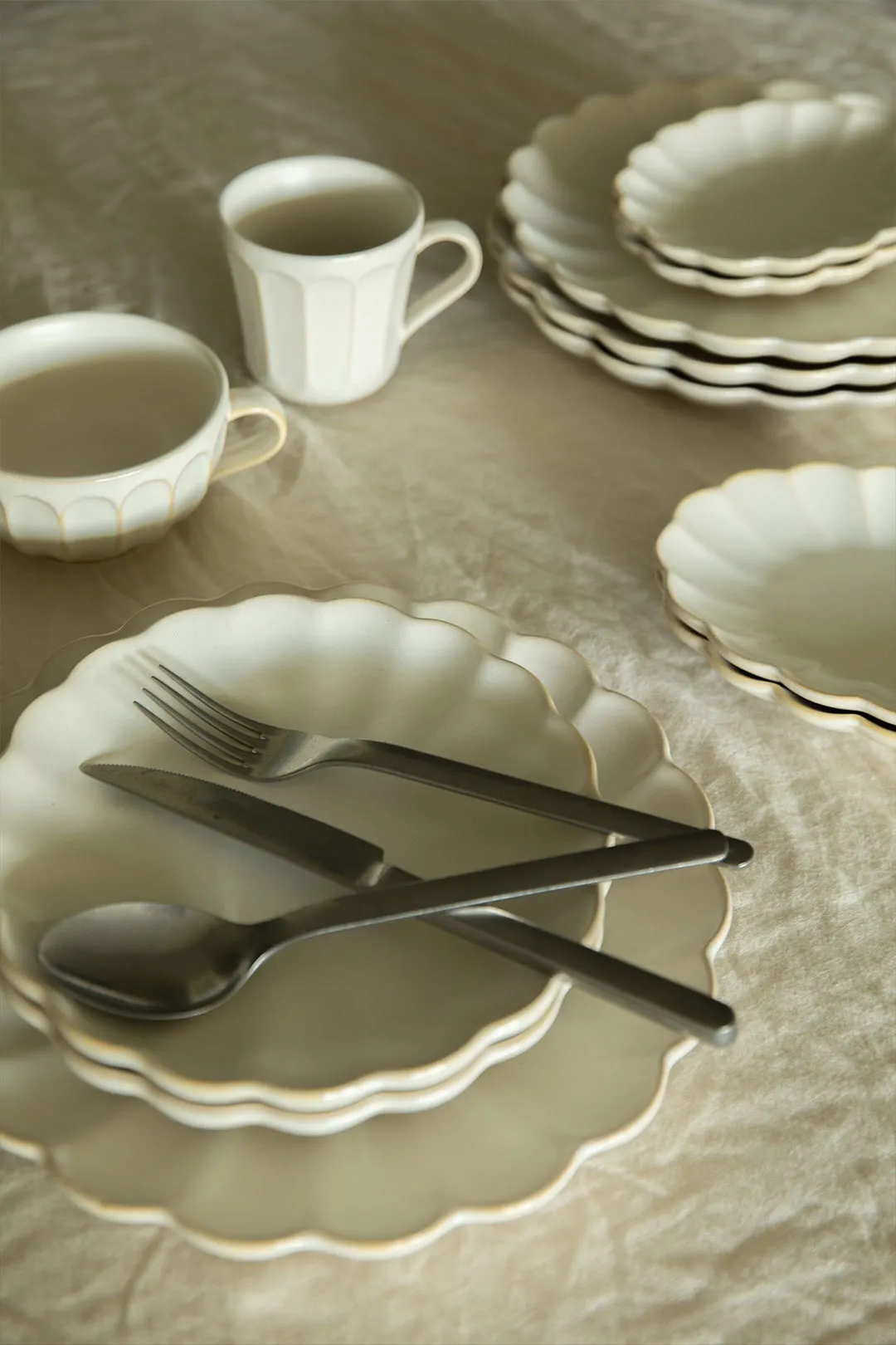 SCALLOPED DINNER PLATE