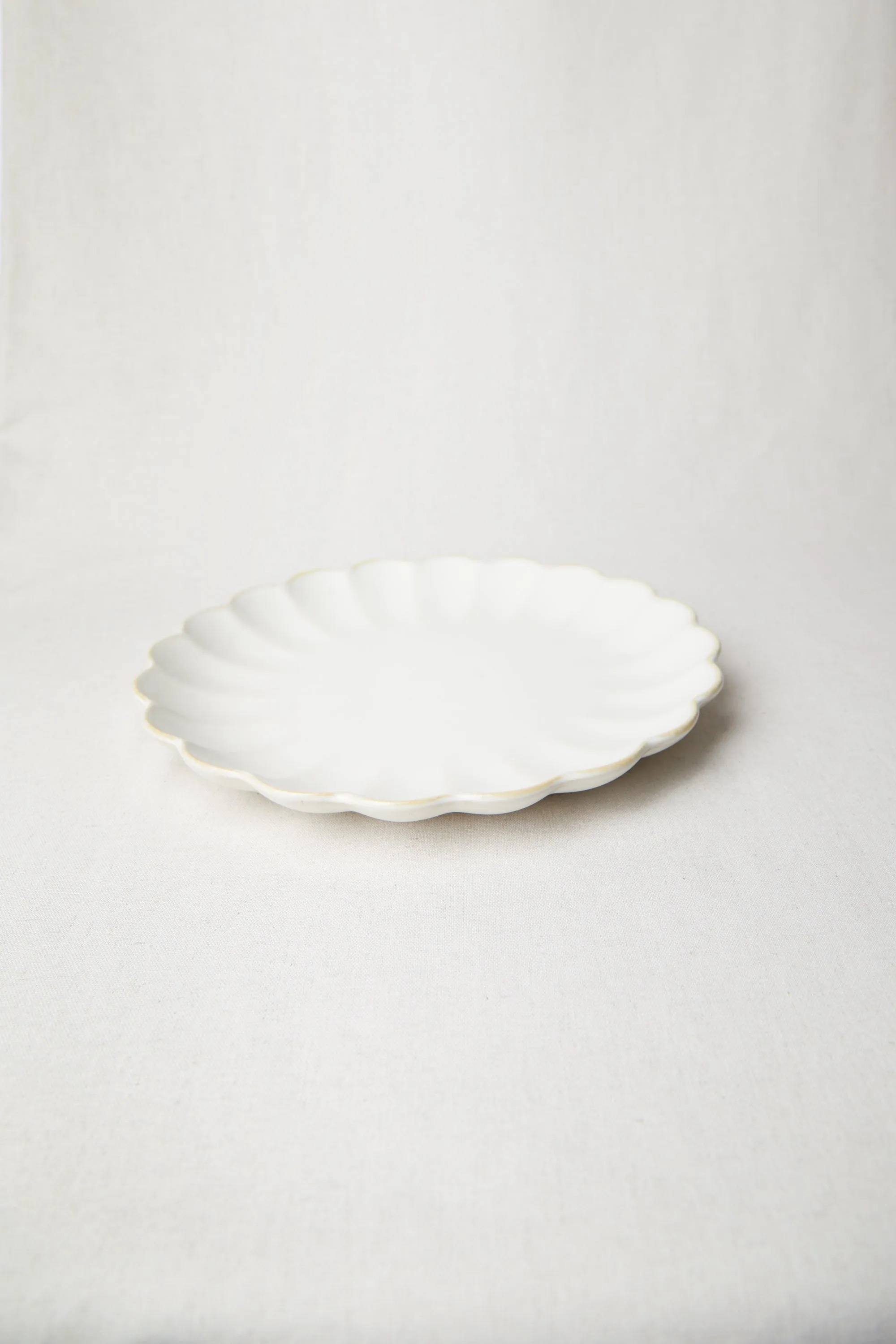 SCALLOPED DINNER PLATE