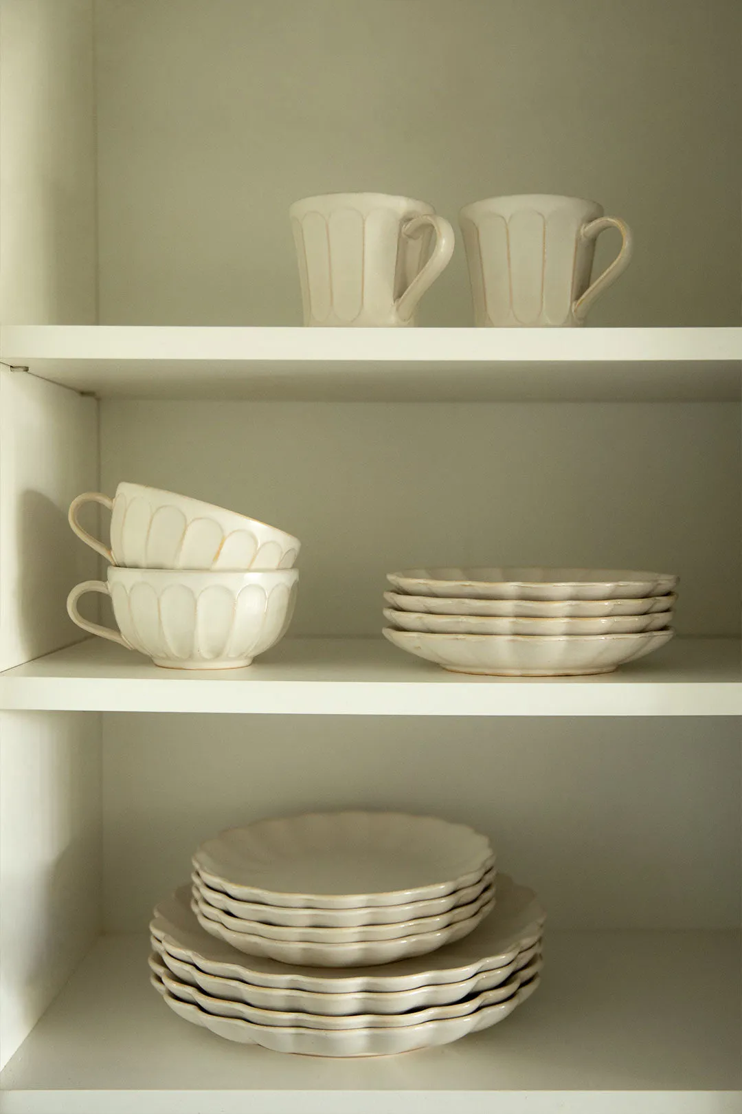 SCALLOPED DINNER PLATE