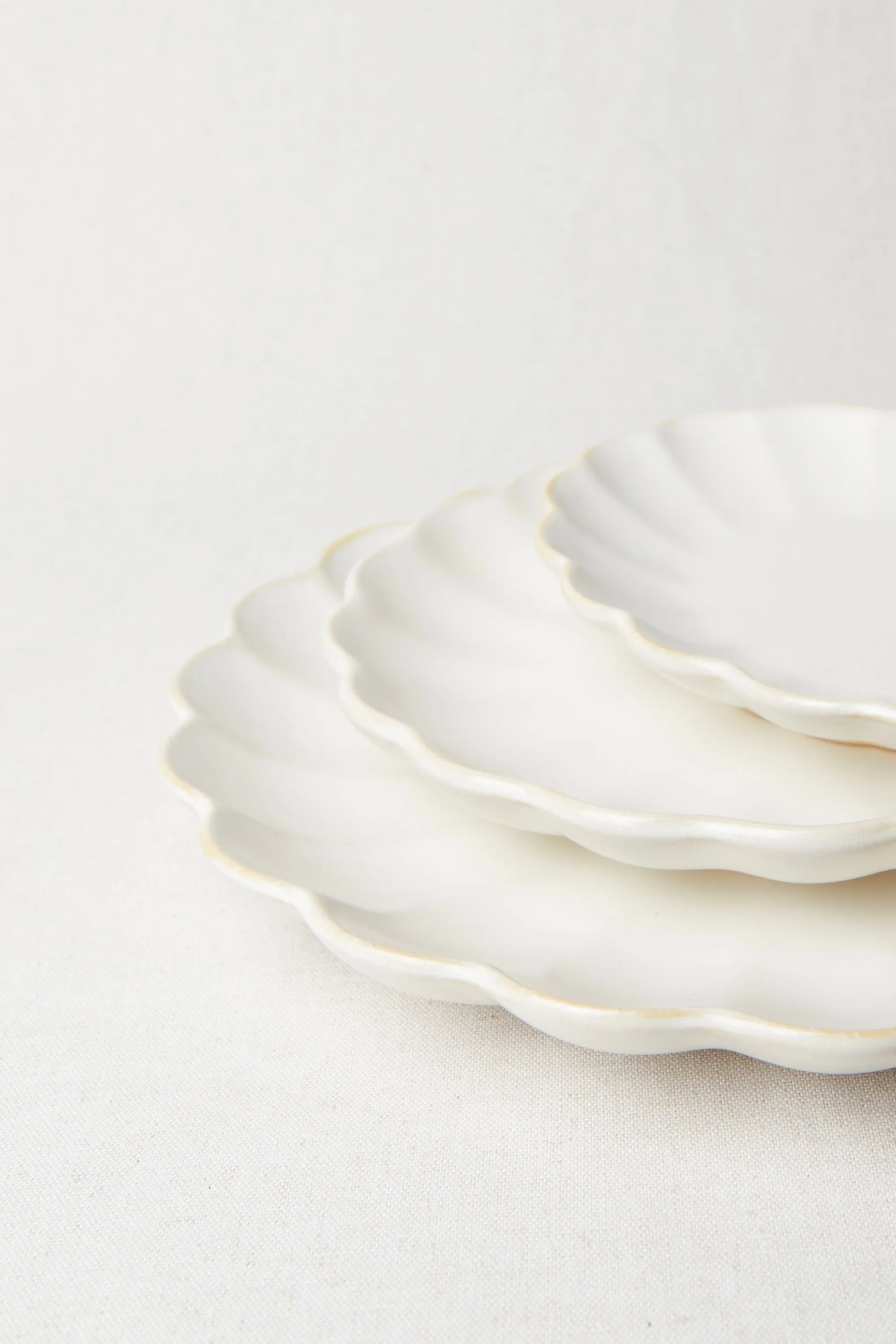 SCALLOPED DINNER PLATE