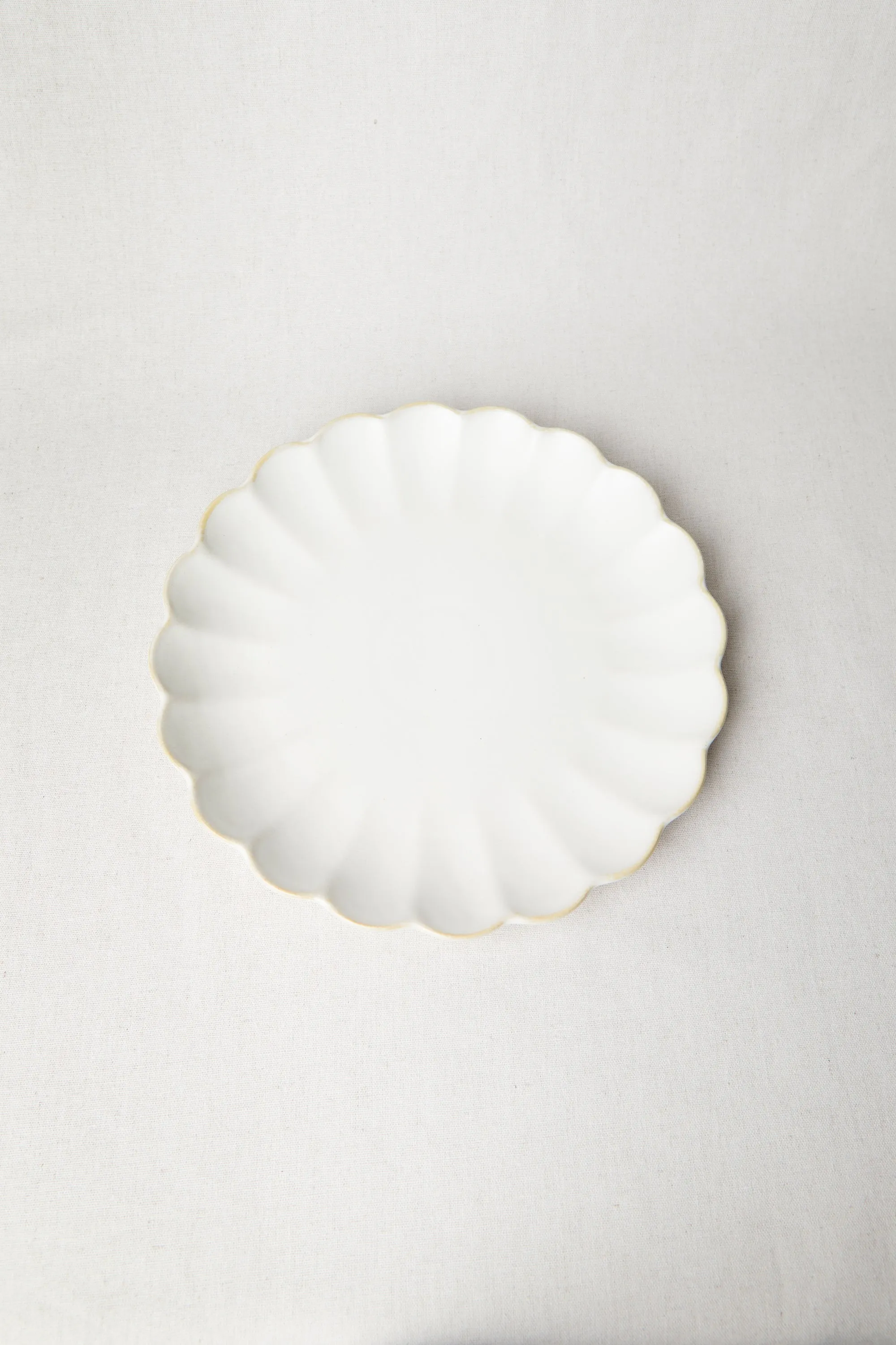 SCALLOPED DINNER PLATE